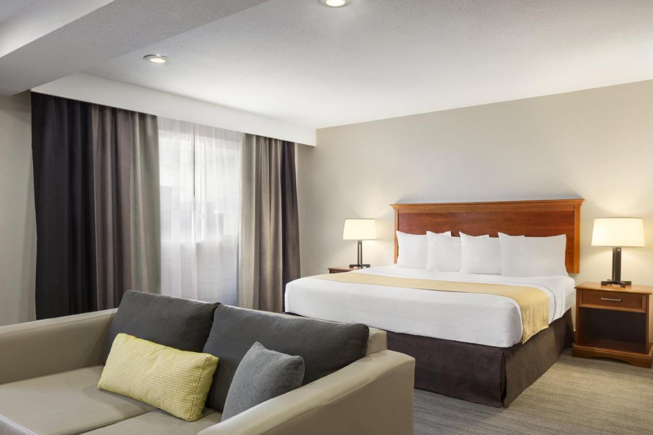 King Suite with Whirlpool at Country Inn & Suites by Radisson, Sidney, NE