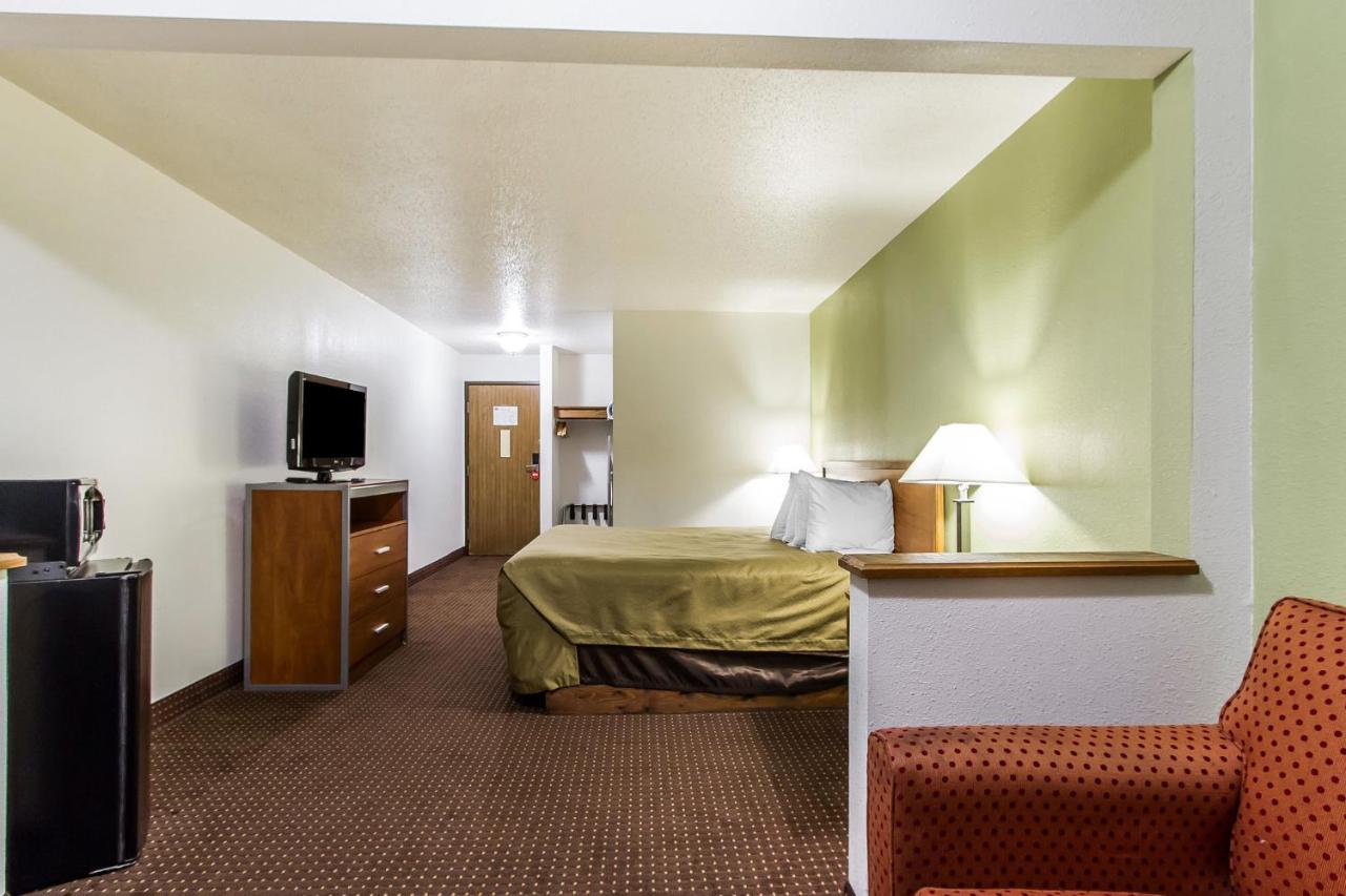 Room #48986705 at Econo Lodge Inn & Suites Pekin - Peoria Area