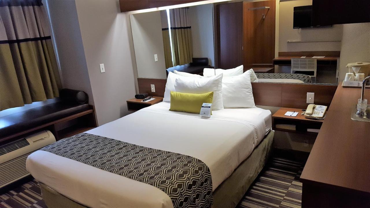 Deluxe Queen Studio Suite - Non-Smoking at Microtel Inn & Suites by Wyndham Bellevue/Omaha