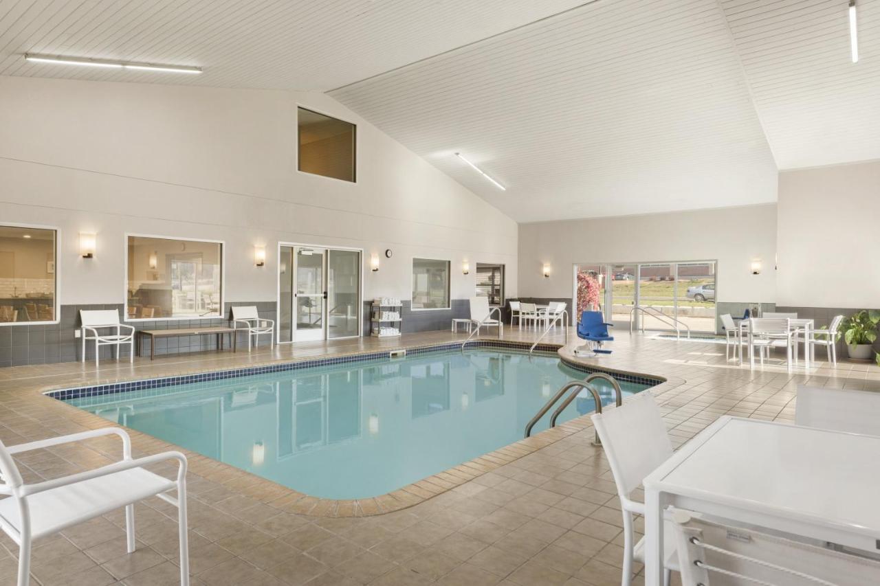 Studio King Suite with Whirlpool - Non-Smoking at Country Inn & Suites by Radisson, Platteville, WI