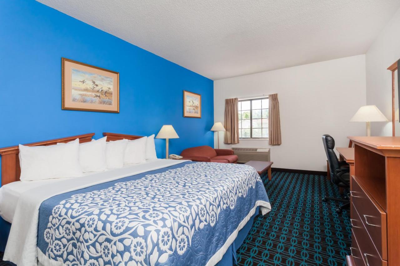 King Room - Mobility Accessible/Non-Smoking at Days Inn & Suites by Wyndham Cambridge