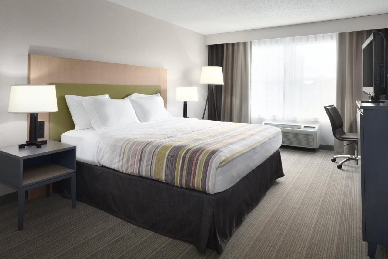 King Room Hearing Accessible - Non-Smoking at Country Inn & Suites by Radisson, Camp Springs (Andrews Air Force Base), MD