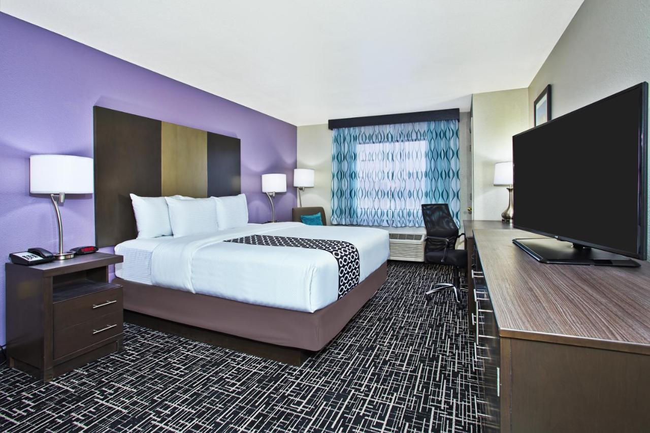 Family Suite at La Quinta Inn & Suites by Wyndham Fairborn Wright-Patterson