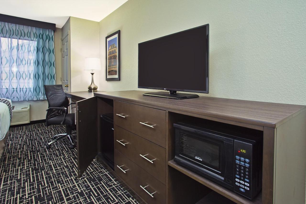 Family Suite at La Quinta Inn & Suites by Wyndham Fairborn Wright-Patterson
