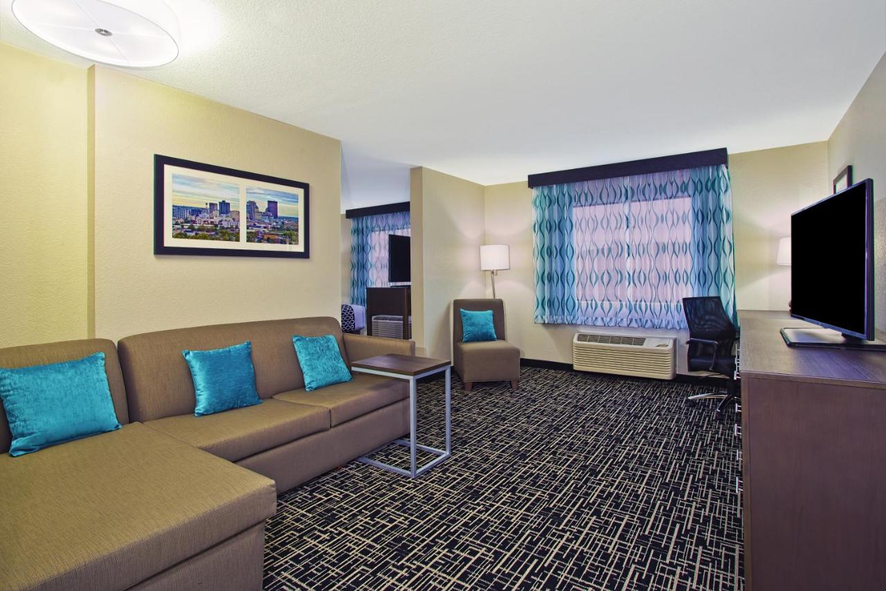 Family Suite at La Quinta Inn & Suites by Wyndham Fairborn Wright-Patterson