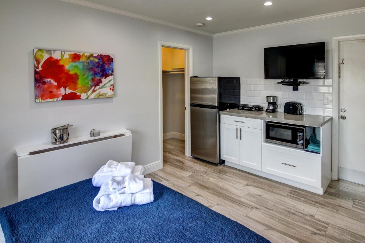 Queen Room at May-Dee Suites