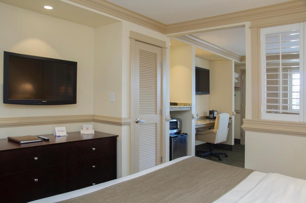 Poolside King Suite-Main Building at Shutters on the Banks