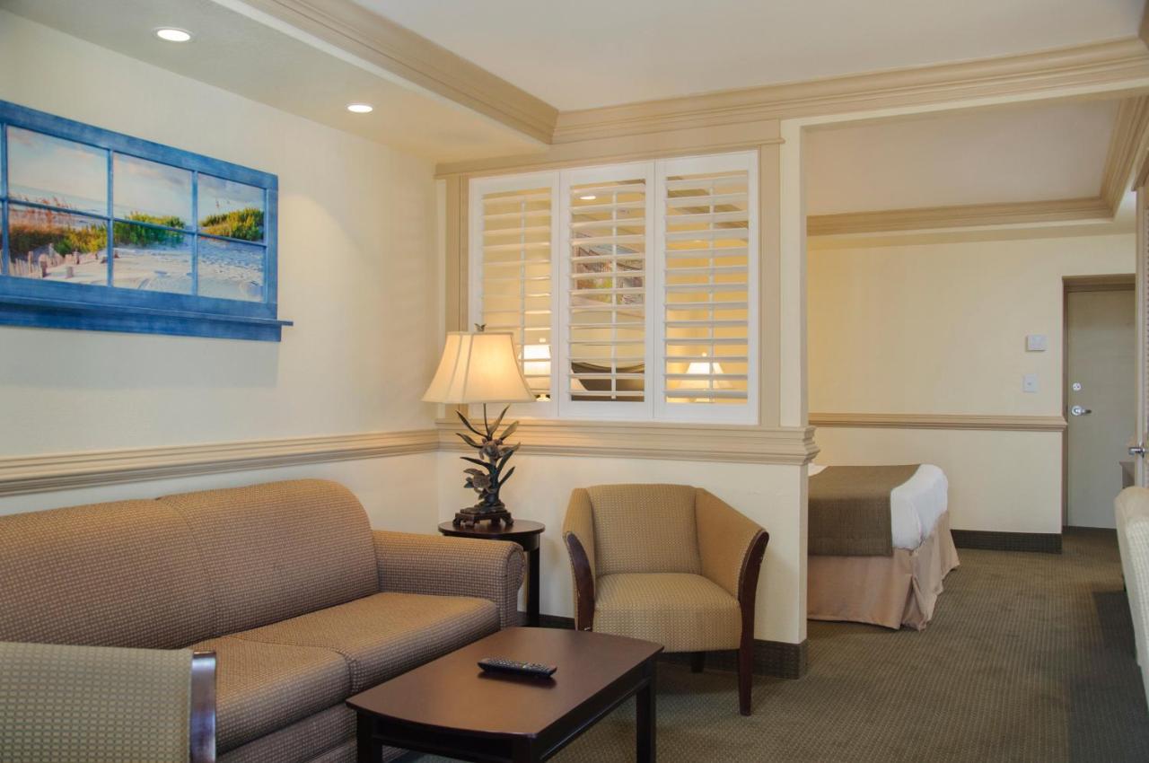 Poolside King Suite-Main Building at Shutters on the Banks