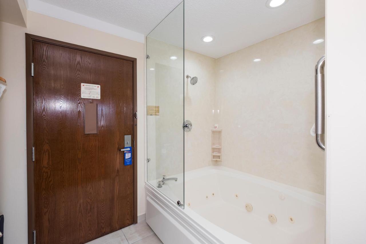 King Room with Jacuzzi Tub at Baymont by Wyndham Chicago/Alsip