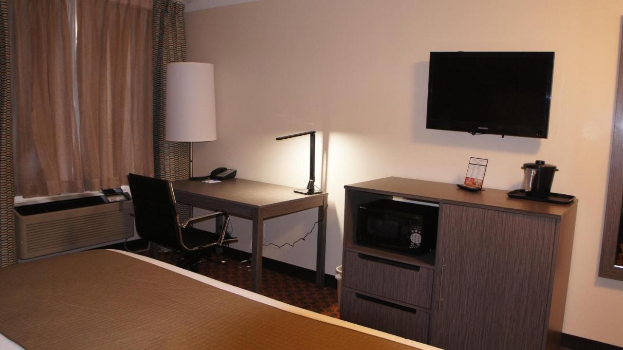 King Room - Mobility Access/Non-Smoking at Baymont by Wyndham Chicago/Alsip