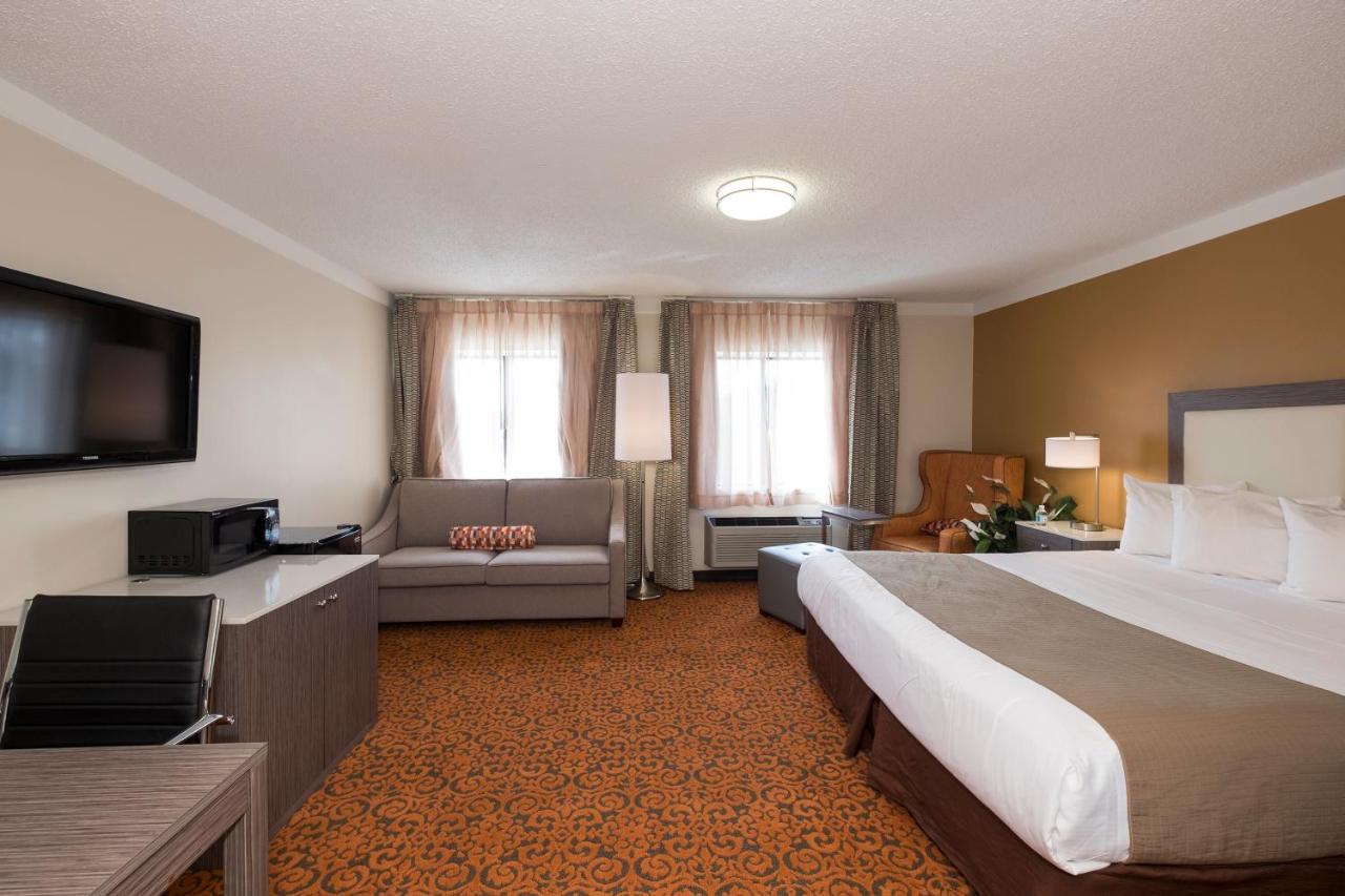 King Room with Jacuzzi Tub at Baymont by Wyndham Chicago/Alsip