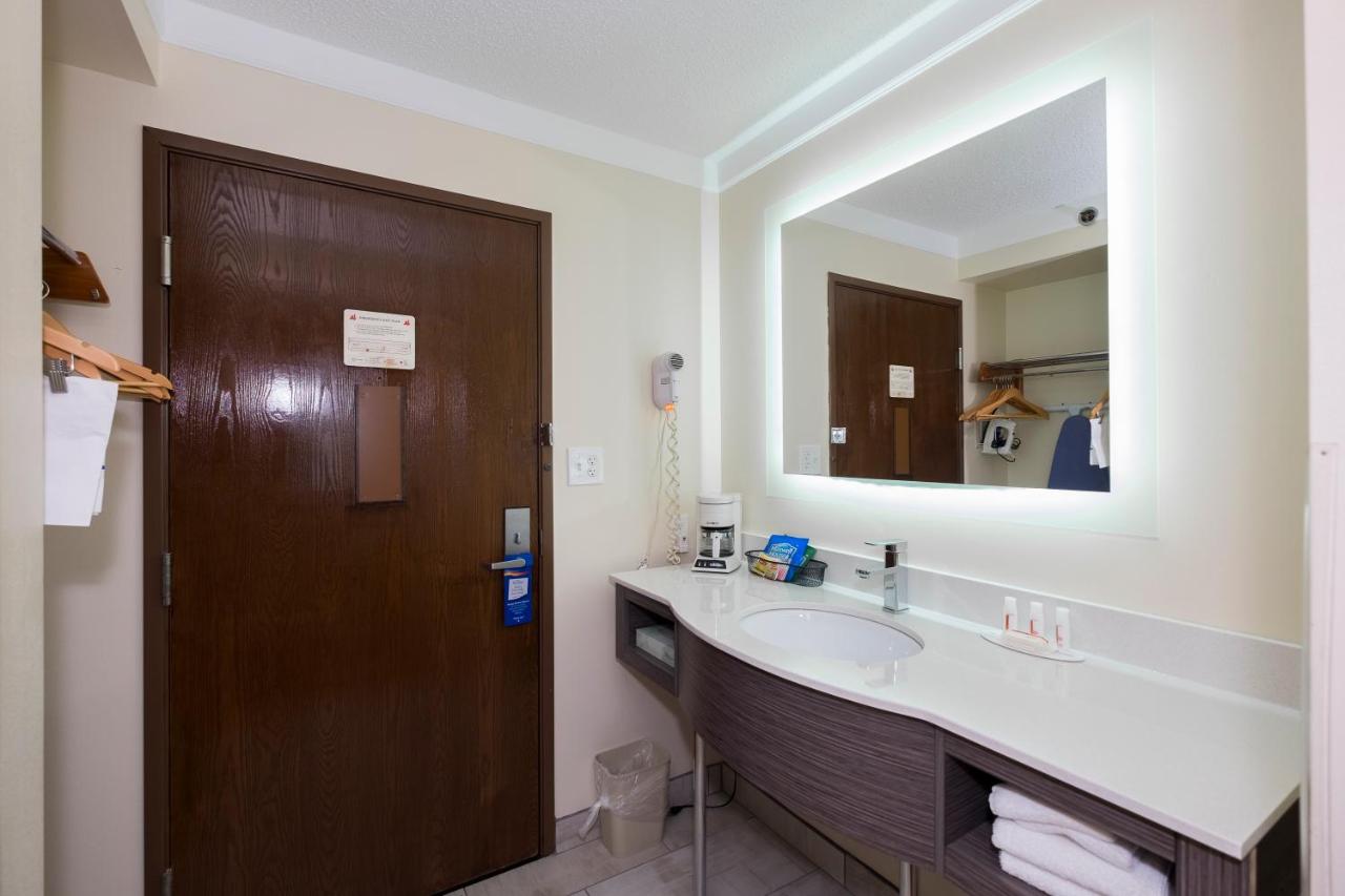 King Room - Mobility Access/Non-Smoking at Baymont by Wyndham Chicago/Alsip