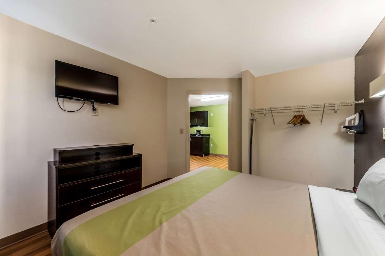 King Suite - Non-Smoking at Super 8 by Wyndham Kenedy