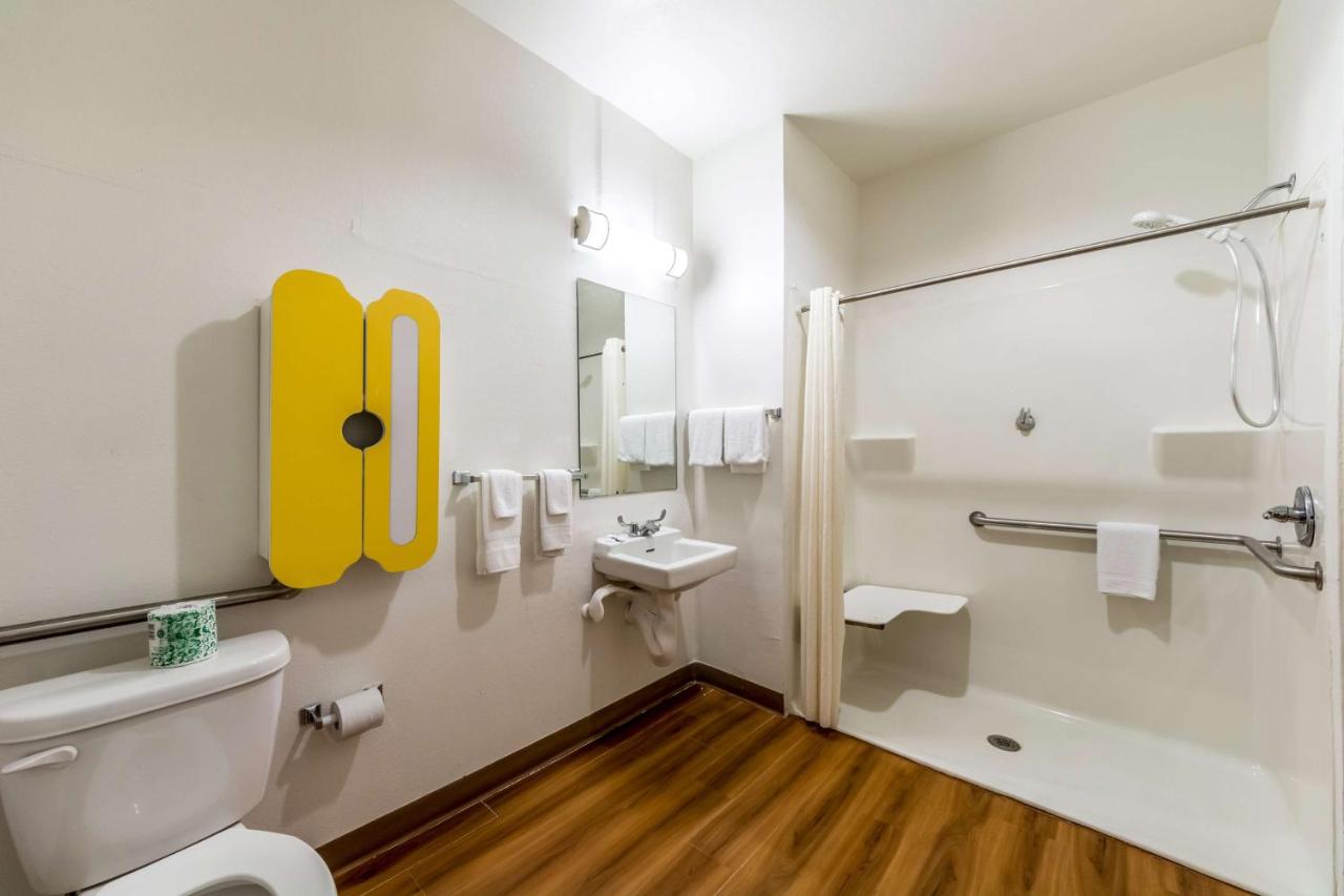 King Room with Roll-In Shower - Mobility/Hearing Accessible - Non-Smoking at Super 8 by Wyndham Kenedy