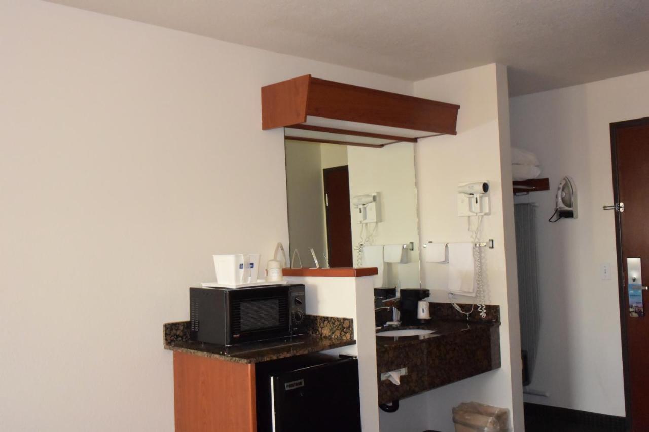 Queen Room - Non-Smoking at Travelodge Suites by Wyndham Newberg