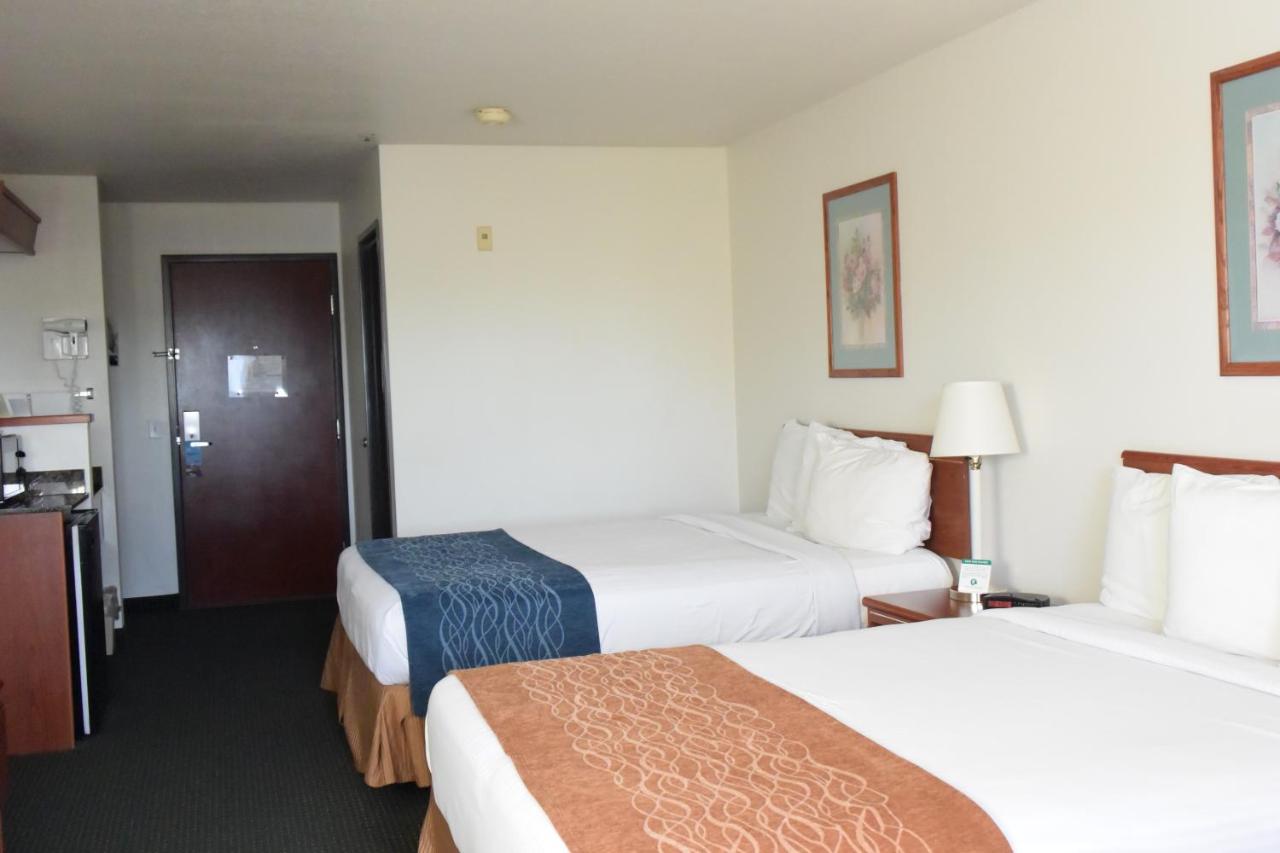 Queen Room with Two Queen Beds - Non-Smoking at Travelodge Suites by Wyndham Newberg