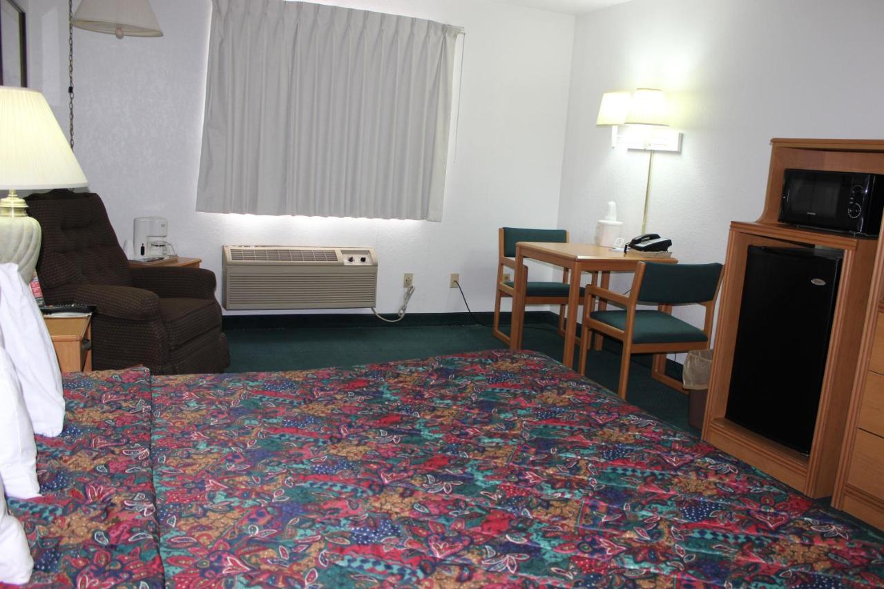 Deluxe King Room at StayInn - Grand Forks