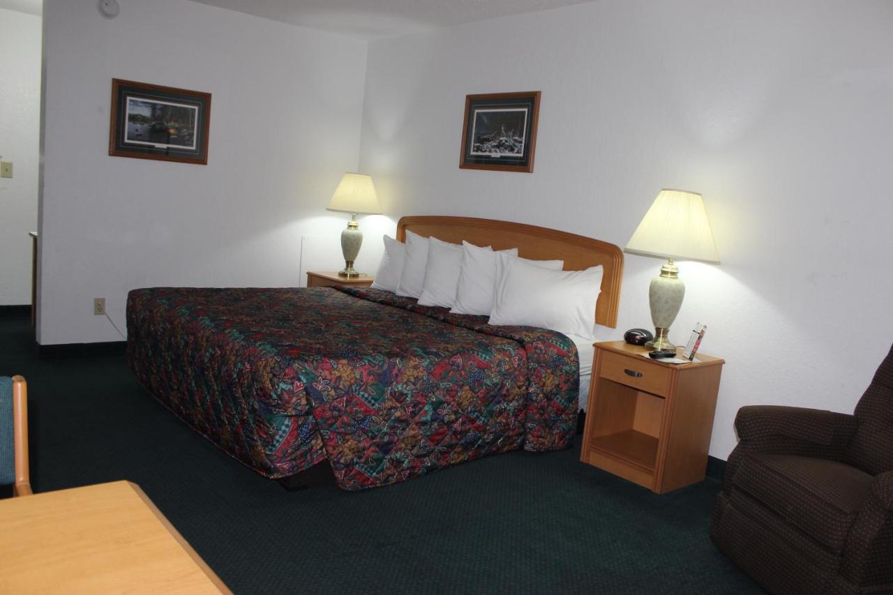 Deluxe King Room at StayInn - Grand Forks