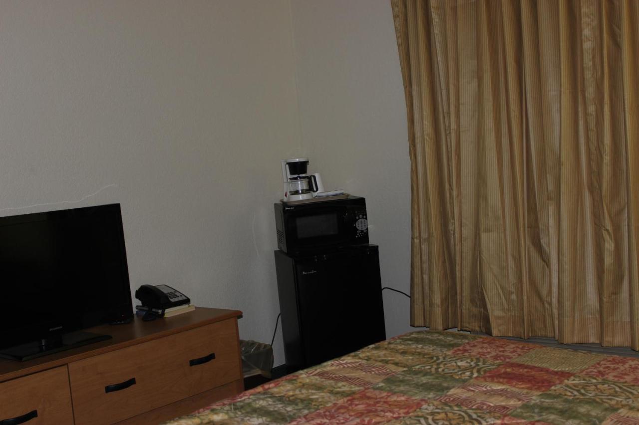 Queen Room - Non-Smoking at StayInn - Grand Forks