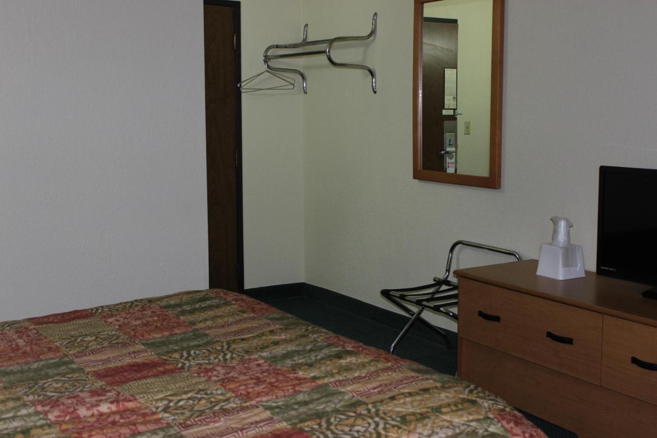 Queen Room - Non-Smoking at StayInn - Grand Forks