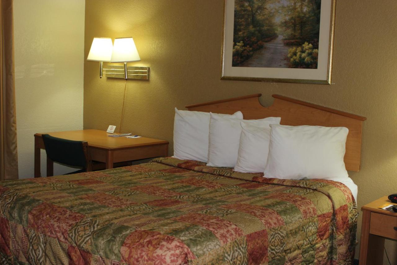 Queen Room - Non-Smoking at StayInn - Grand Forks