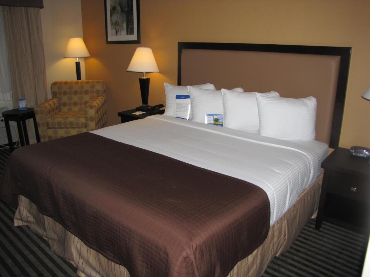 King Room with Roll-In Shower - Mobility/Hearing Accessible - Non-Smoking at Baymont by Wyndham Dallas/ Love Field