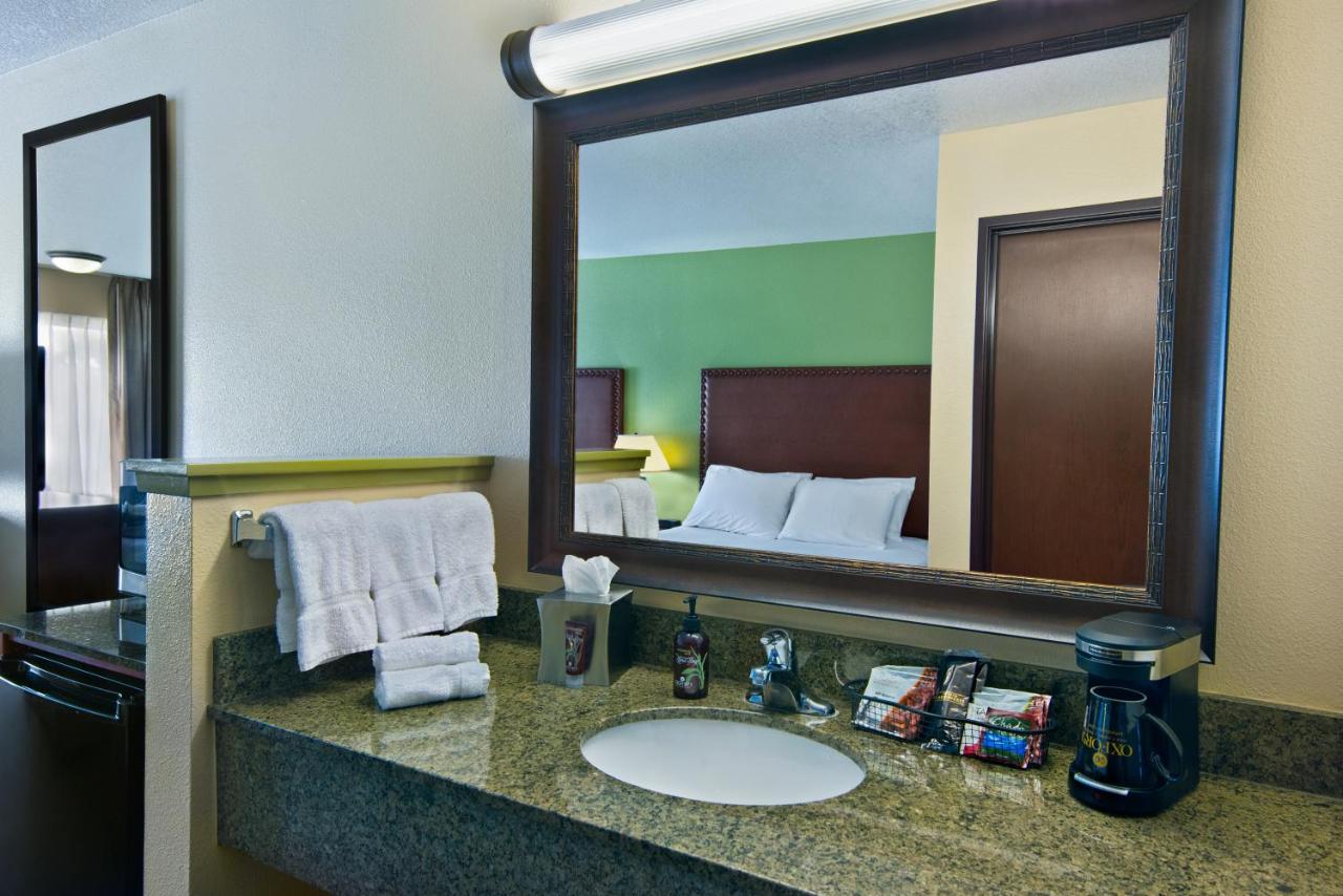 2 Queen Suite Building 2 at Oxford Suites Hermiston