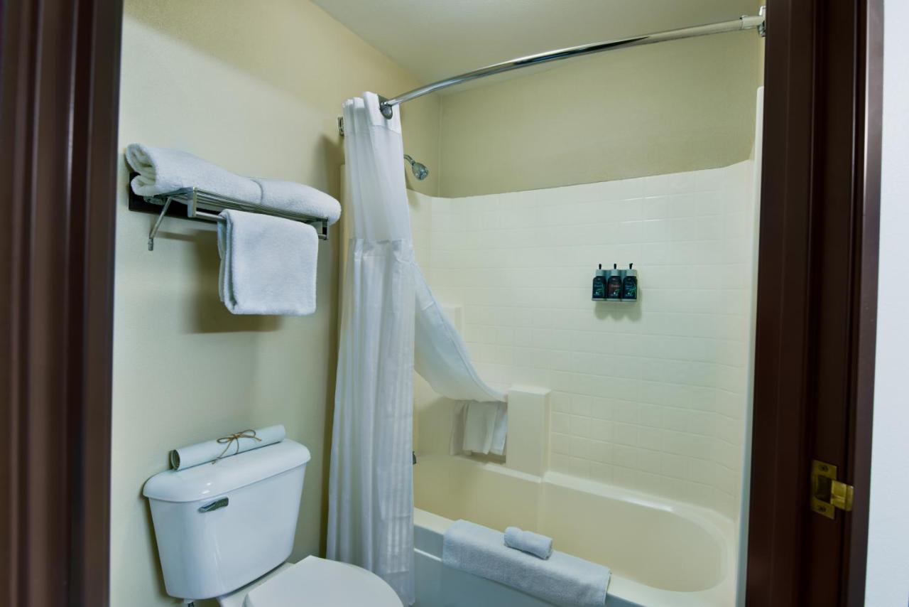 2 Queen Suite Building 2 at Oxford Suites Hermiston