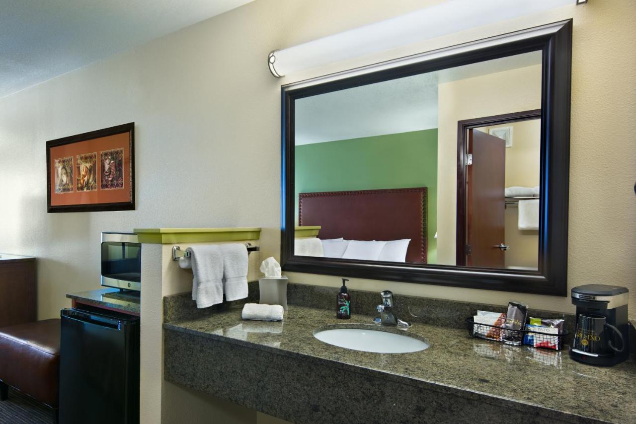 King Suite at Oxford Suites Hermiston