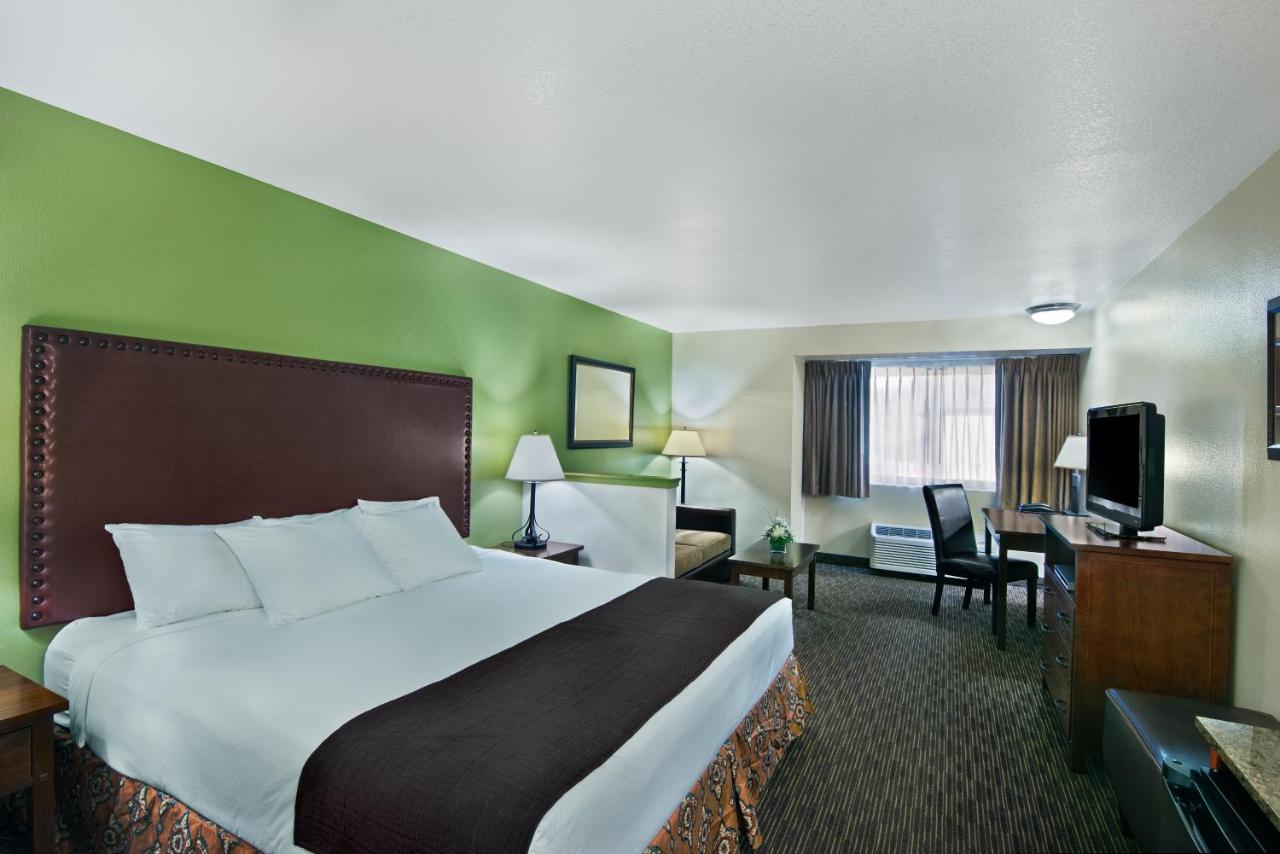 King Suite at Oxford Suites Hermiston