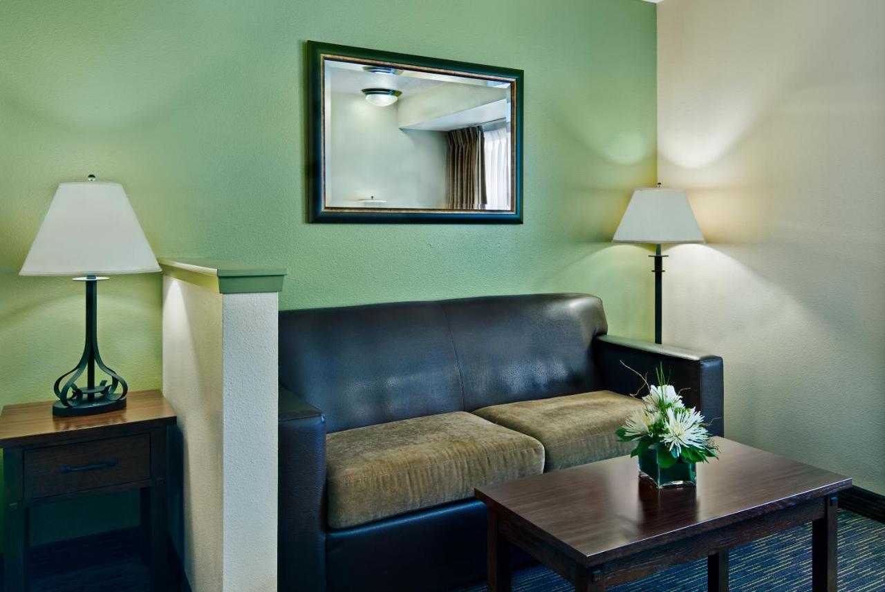 King Suite at Oxford Suites Hermiston