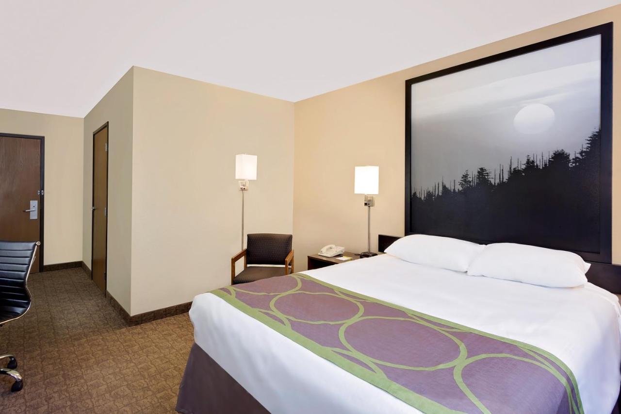 Queen Room - Mobility Access/Non-Smoking at Super 8 by Wyndham Lebanon