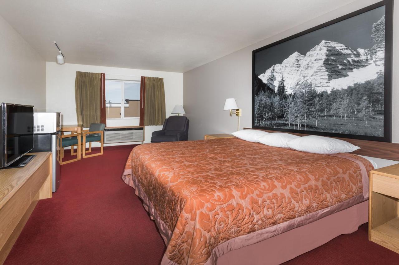 King Suite - Non-Smoking at Super 8 by Wyndham Fruita