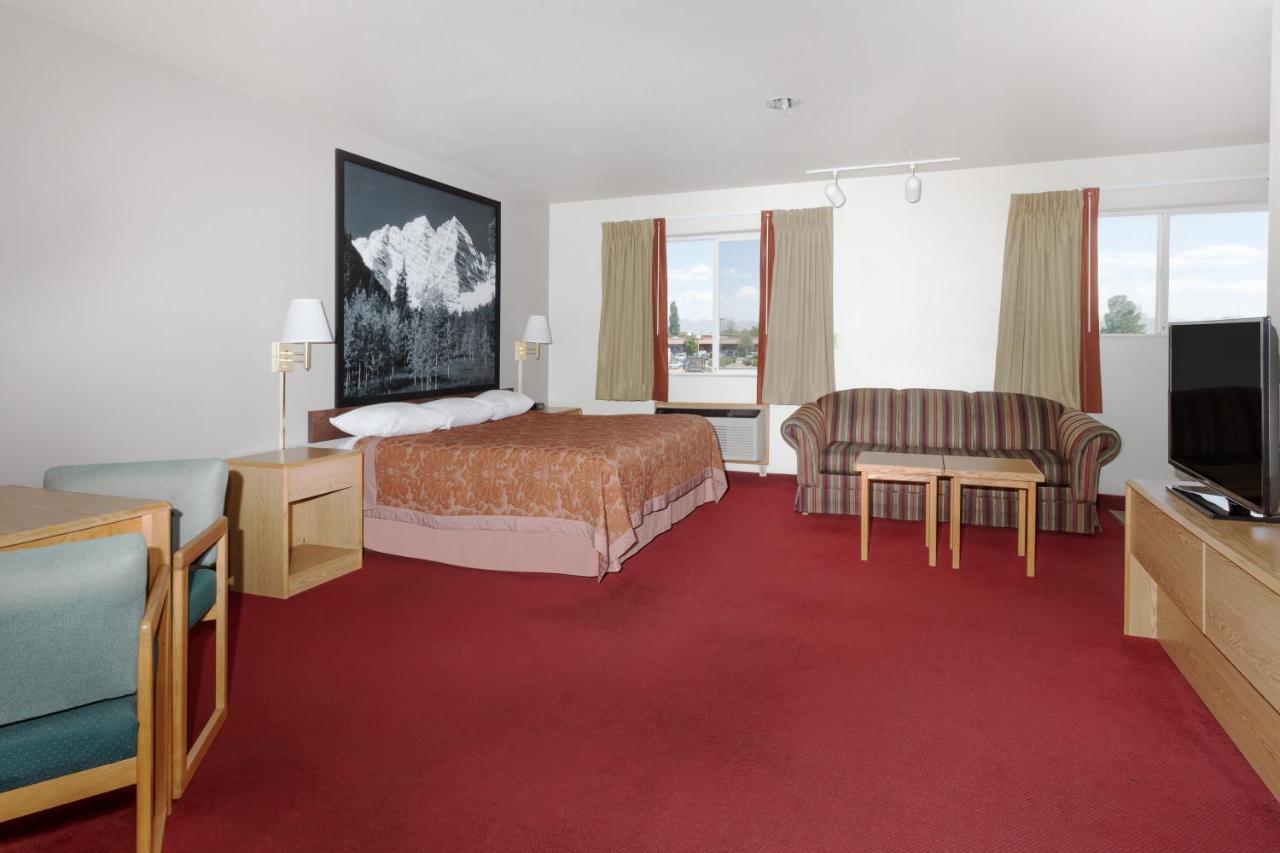 King Suite - Non-Smoking at Super 8 by Wyndham Fruita