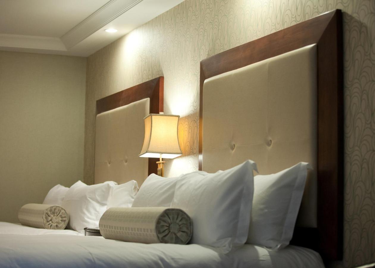Queen Room at Town & Country Inn and Suites