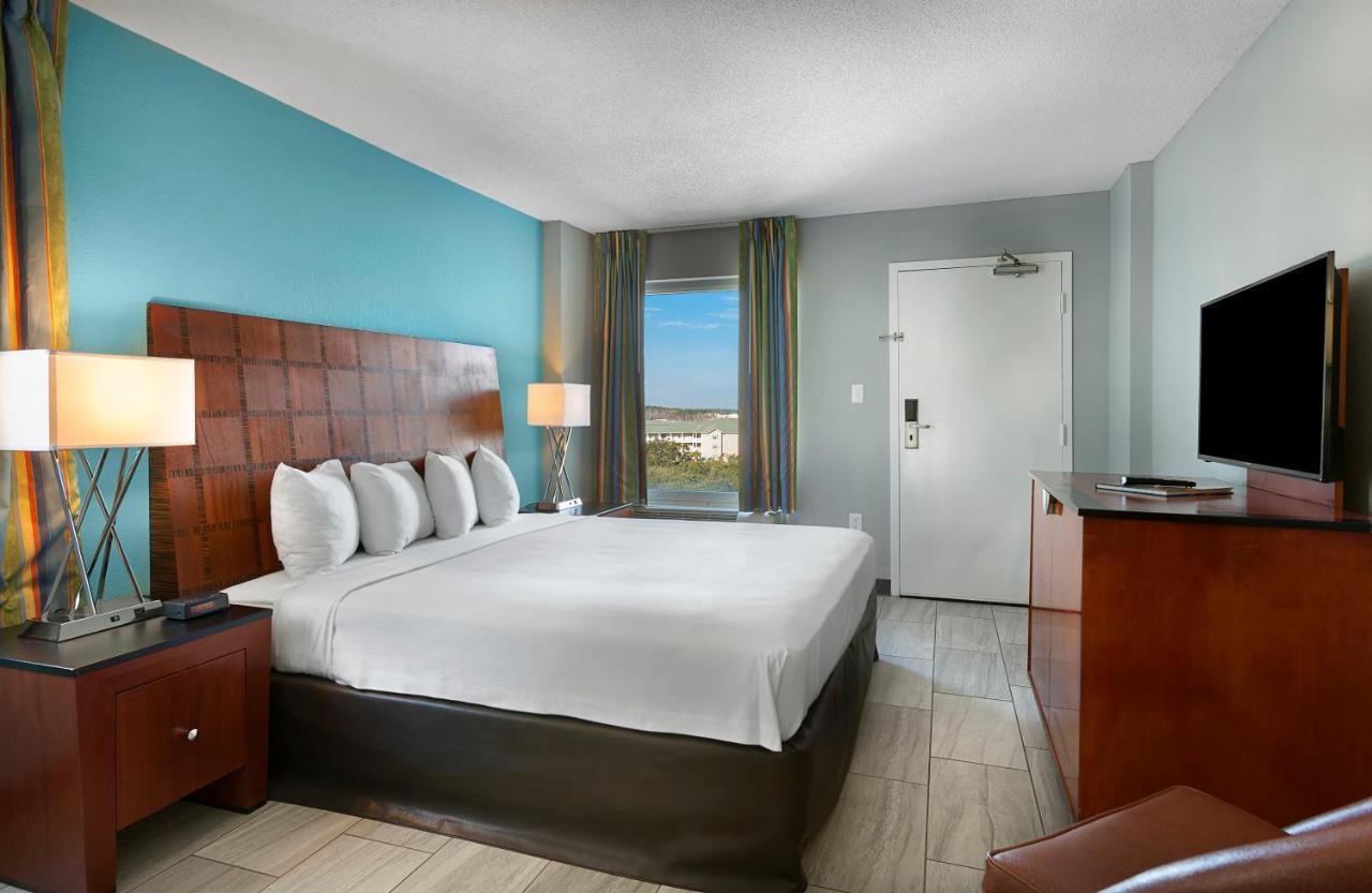 Oceanfront King Suite with Spa Bath at Crown Reef Beach Resort and Waterpark