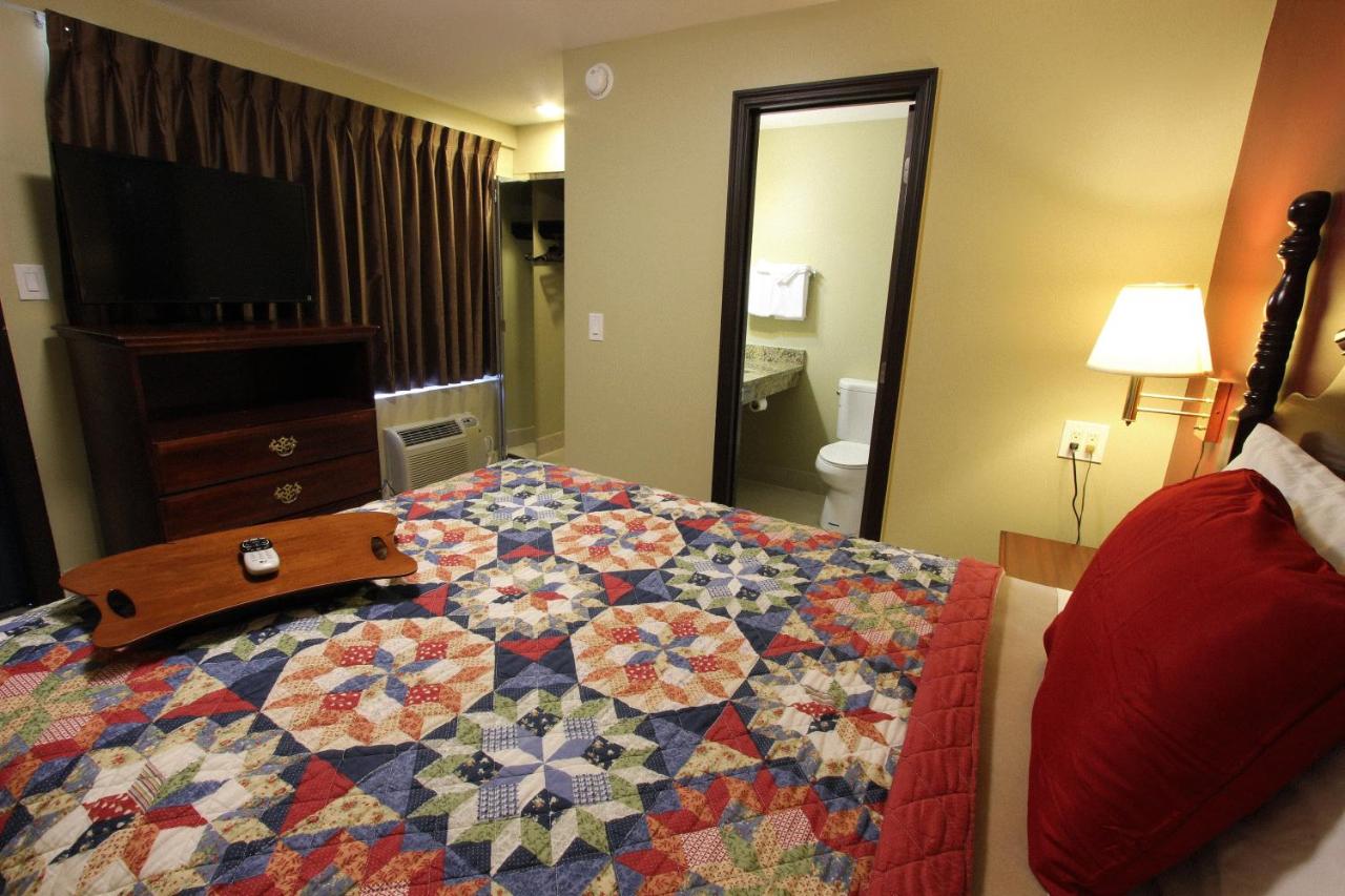 Economy Queen Room at Beachcomber Resort & Club