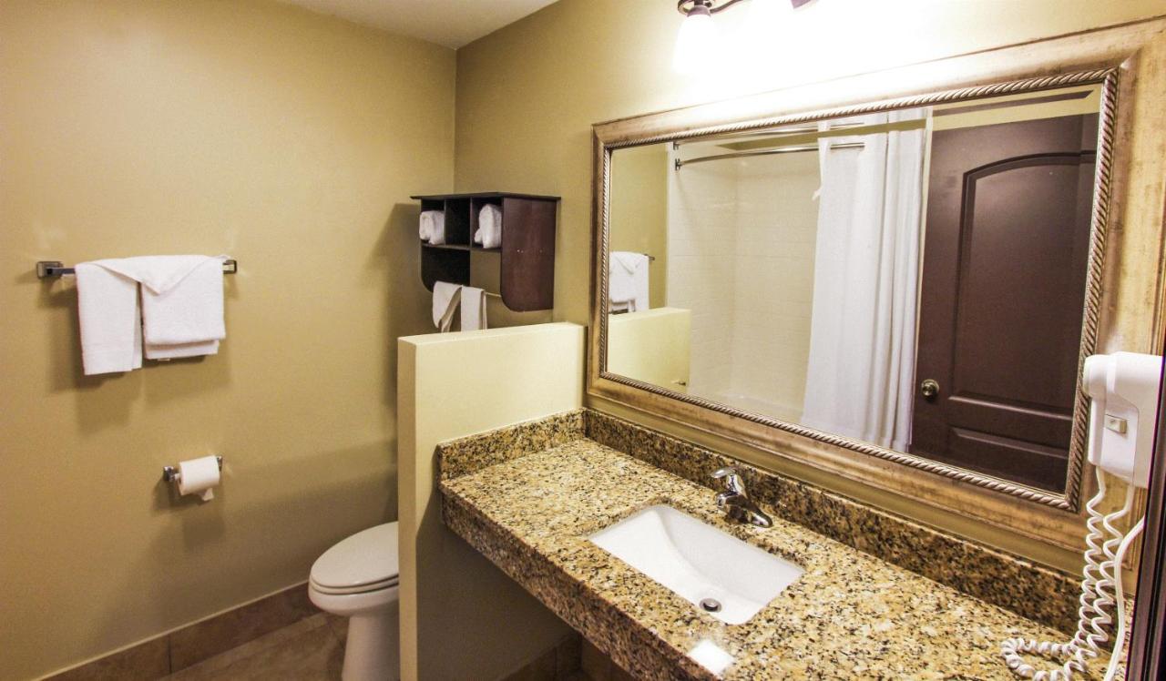 Double Room - Poolside/Non-Smoking at Beachcomber Resort & Club