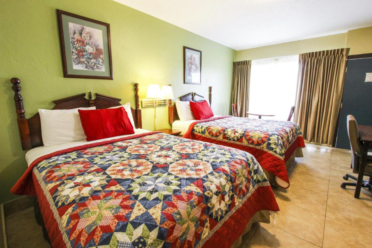 Double Room - Poolside/Non-Smoking at Beachcomber Resort & Club