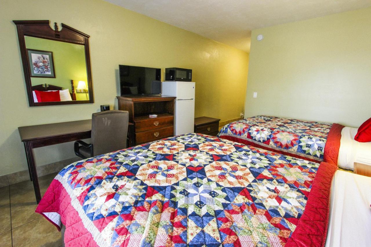 Double Room - Poolside/Non-Smoking at Beachcomber Resort & Club