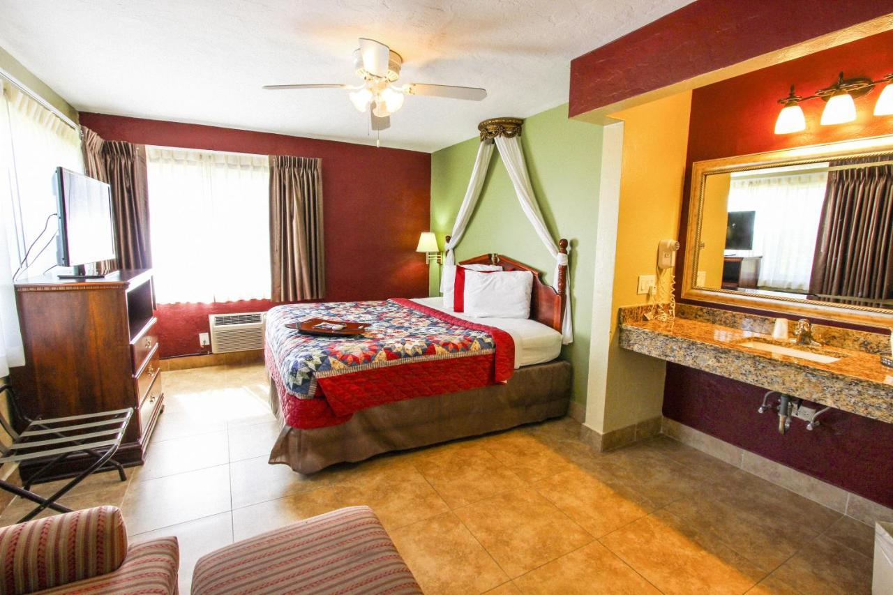 King Room with Pool View at Beachcomber Resort & Club