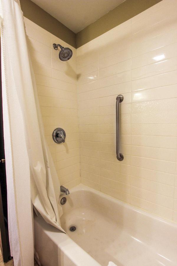 Double Room - Poolside/Non-Smoking at Beachcomber Resort & Club