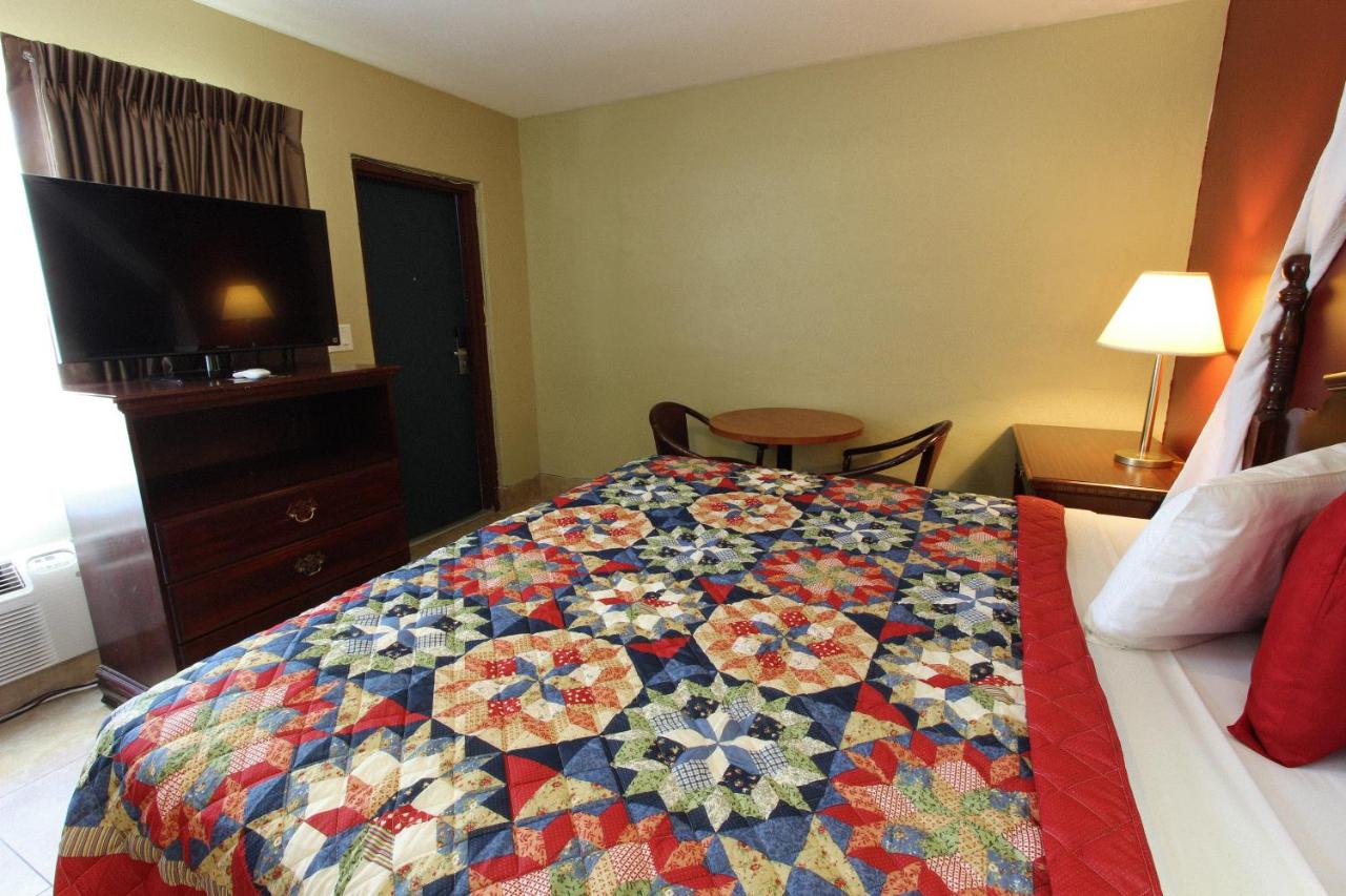 Efficiency Studio with King Bed - Poolside at Beachcomber Resort & Club