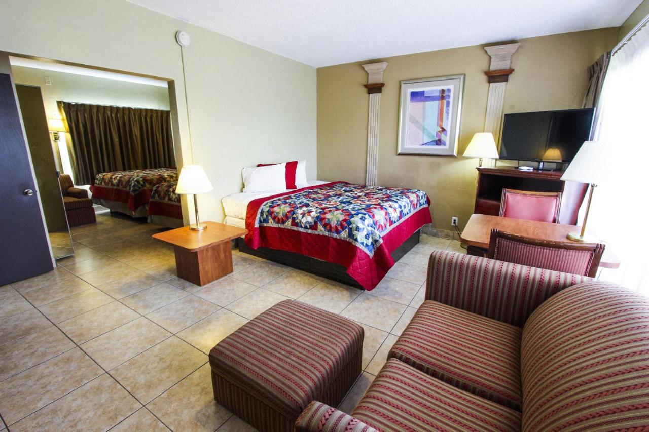 Family Suite - Poolside/Non-Smoking at Beachcomber Resort & Club