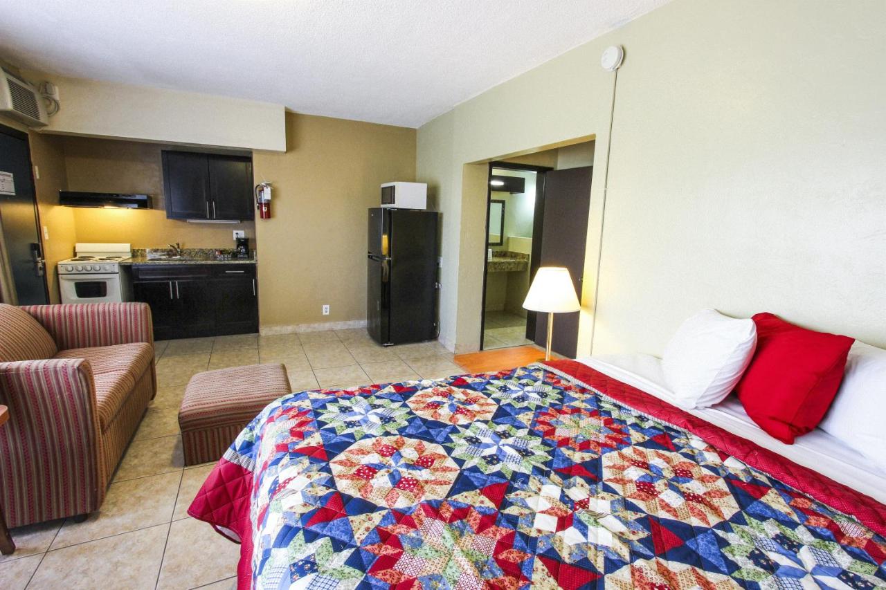 Family Suite - Poolside/Non-Smoking at Beachcomber Resort & Club