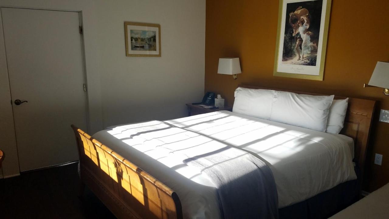 Standard King Room at Malibu Country Inn
