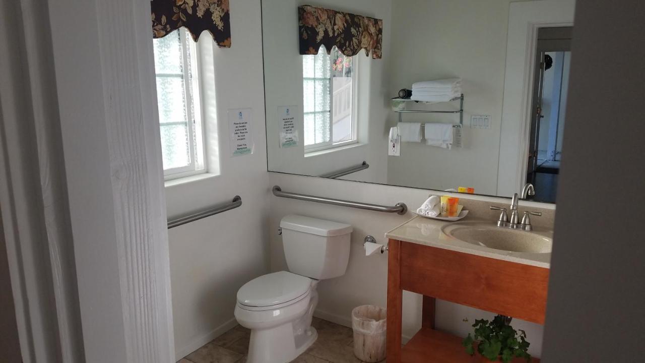 Standard King Room at Malibu Country Inn