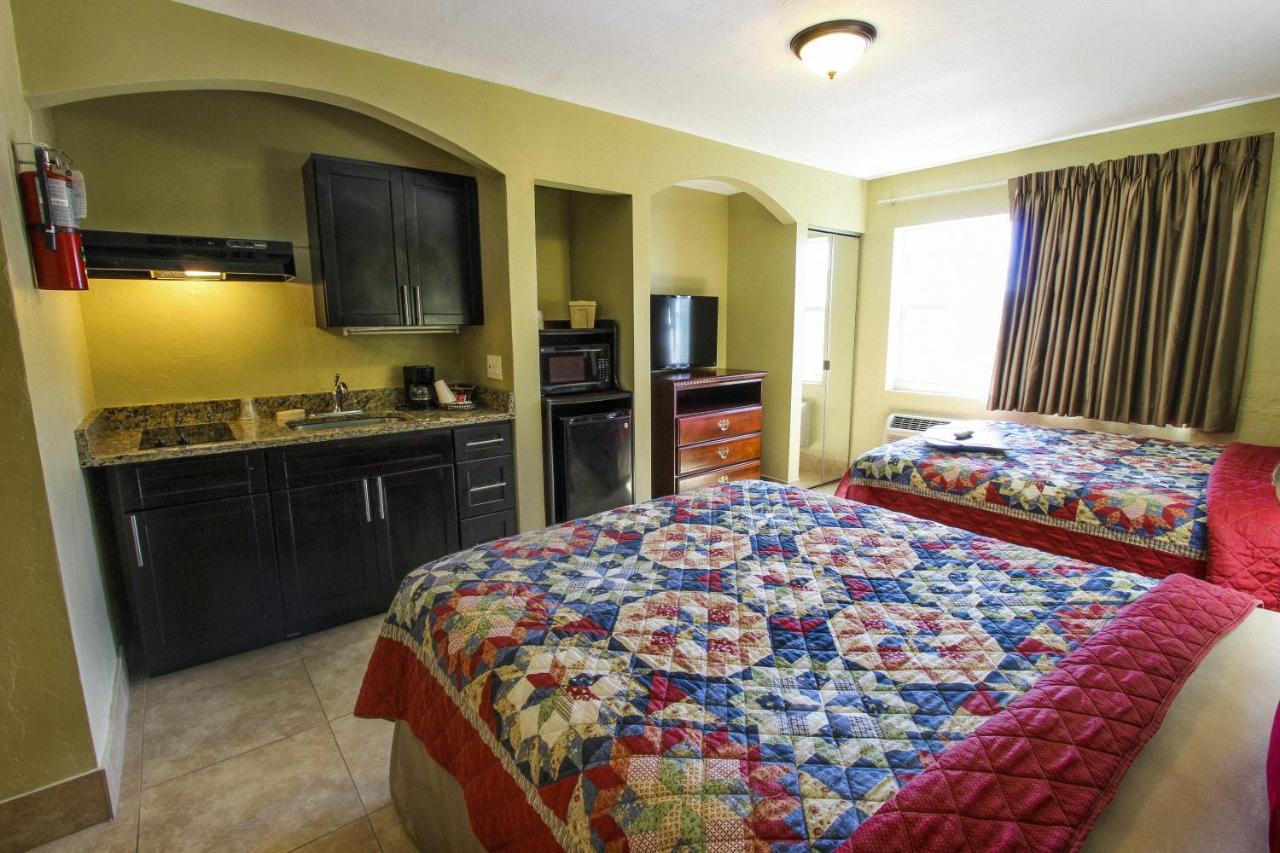 Efficiency Studio with Two Queen Beds - Poolside at Beachcomber Resort & Club