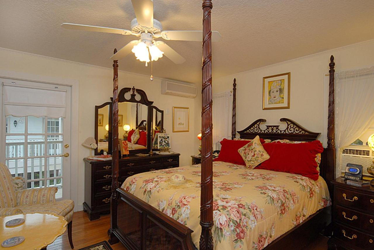 Queen Room with Private Balcony at Sabal Palm House Bed & Breakfast