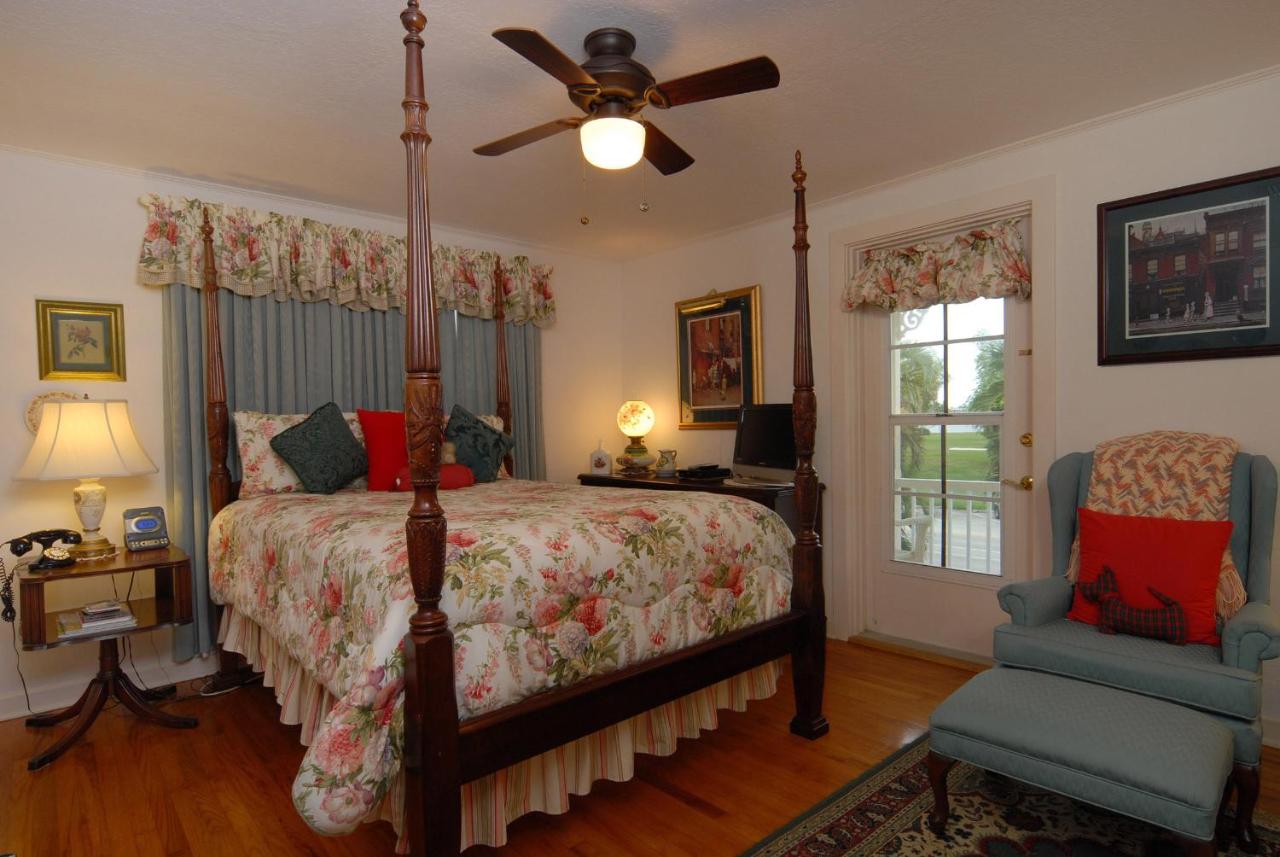 Queen Room with Intracostal View at Sabal Palm House Bed & Breakfast